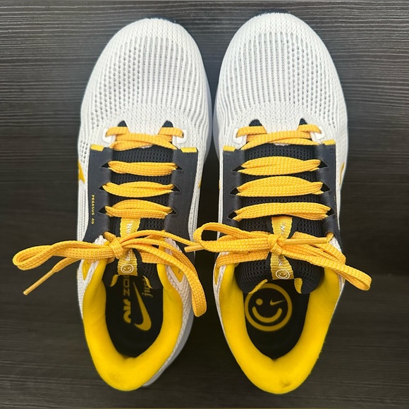 💙Nike Air Zoom Pegasus 40 "Michigan" Running Shoes Size 6.5 W or Men's Size 5💛 - Picture 10 of 14